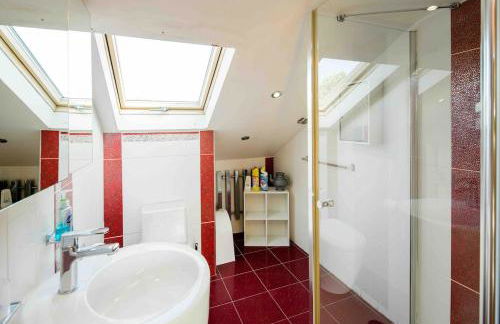 Huge 6 Beds House in Zone 2 London-MobileRateOffers-Families-Leisure-Parking-WiFi-PoolTable-Netflix-Sleeps15! - Foto 32