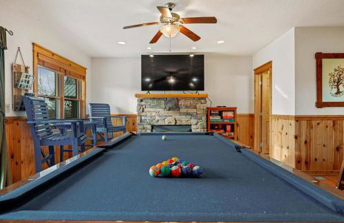 4BR Cabin with Ski Resort, Mtn Views & Hot Tub - Foto 80