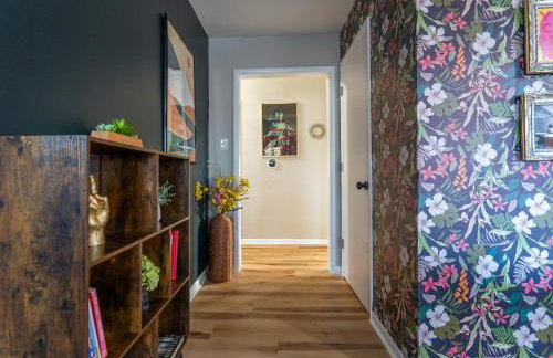 5 Bedroom 2 & 1 half Bath Group Stay Fun Design in Quiet Neighborhood - Foto 17