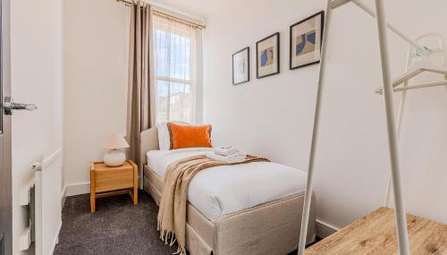 Immense Bright 5BR House near Kensington Olympia - Photo 4