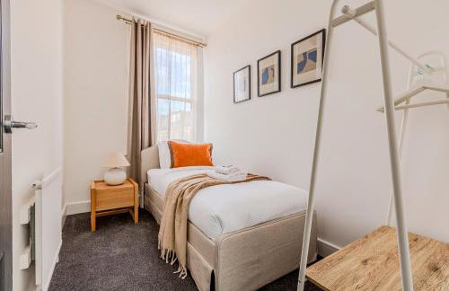 Immense Bright 5BR House near Kensington Olympia - Photo 4