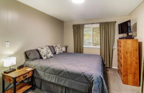 Cozy Mountain Home with Great Views, Deck & WiFi - Photo 7