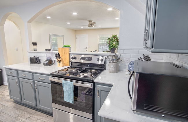 Splendid Gated 4 BR 2 BA Home Near Downtown - Foto 10