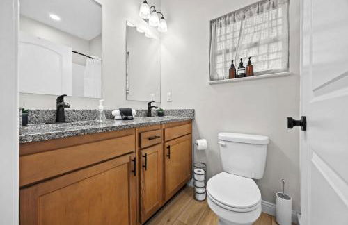 3BR 2BA Home with King Queen & Twin Beds - Foto 56