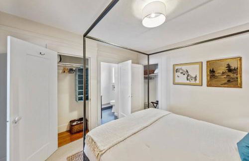 Refined and Roomy 1BD House with Laundry - Foto 19