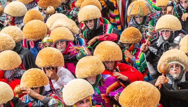 Costumes et masques traditionnels