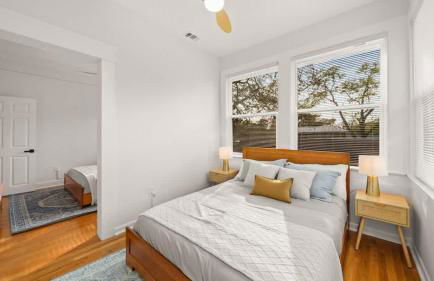 Modern Moroccan Villa w/ Firepit, BBQ + Game Room! - Foto 37