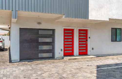 Luxury Townhome with Gated Parking and Private Balcony - Foto 31