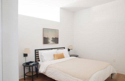 Modern East Side 1BR Apt with Balcony, Pool, and Gym - Foto 10