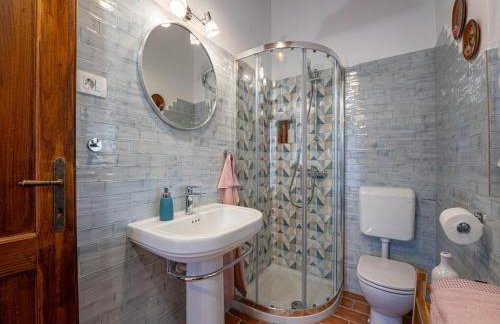 Charming Villa with Private Garden & BBQ - Foto 32