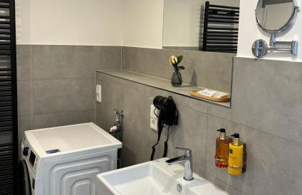 REMA Homes - Gesamte Wohnung, Küche, Parkplatz, Terrasse - Foto 23