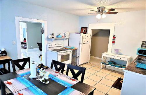 Furnished Home for Traveling Nurses, Corporate Stay Mid-Term Galveston-only 10Min to UTMB-7 Min to Cruise Port-1 Block to Beach Pleasure Pier- Large 3Bed-2Bath-7 Beds-CasaAzul 2605B - Foto 26