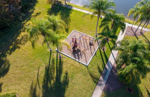South Facing Pool with Stunning Lake View - Family Friendly Home - Nr Disney - Foto 42