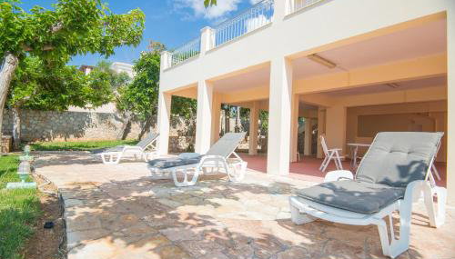 Waterfront 5BR Villa near Porto Heli by JJ Hospitality - Foto 3, Garden, sunbed