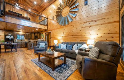 Rustic Family Getaway - Pool Table, Hot Tub, Pets, Great Location - Photo 17