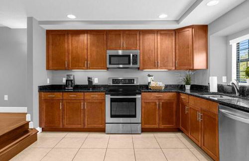 Vibrant 4BR Family Townhome 1 mile from Disney World and Disney Springs - Photo 51