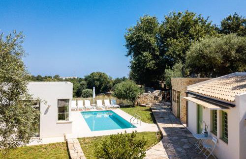 Nature Retreat Green Oasis Villa with Private Pool & Rooftop Hot Tub - Foto 11