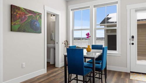 Crash with Class in this Townhome - Foto 3