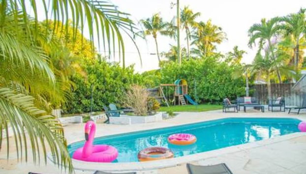 Charming 4BR Home With Heated Pool in Hollywood - Foto 2, Habitación