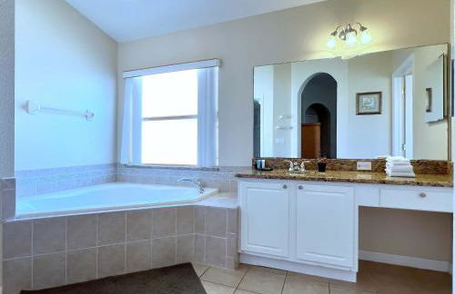 Lovely Lakeside 4-Bed Pool Home at Villa Sol-3125 - Foto 19