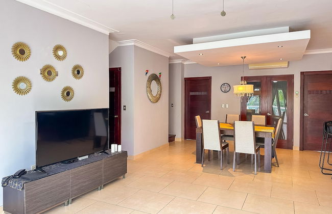 Incredible 3 BR Penthouse w BBQ Jacuzzi - Photo 36