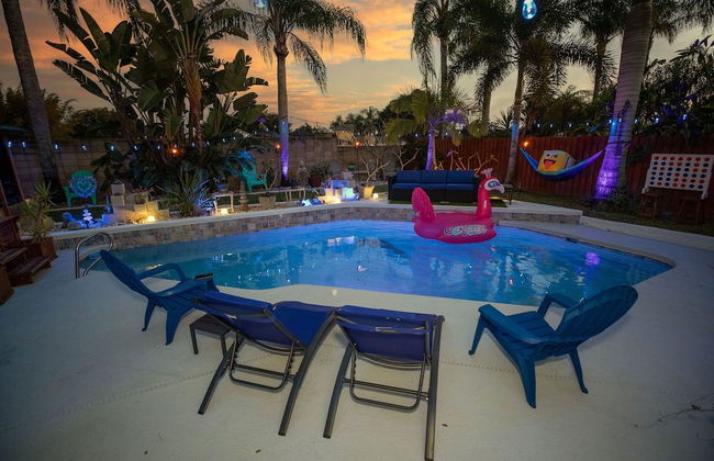 Urban Oasis W/hot Tub, Heated Pool And Private Movie Theater 2 Bedroom Home by RedAwning - Foto 45