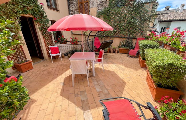 Central Spoleto Apartment With Large Sunny Terrace With Views - Photo 46