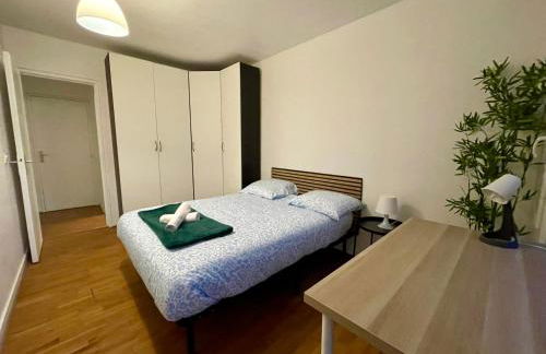 BnGo I Le Spacieux I 12 personnes, 5 chambres, 2 salle de bain, parking privé, WC séparé, Wifi - Foto 16