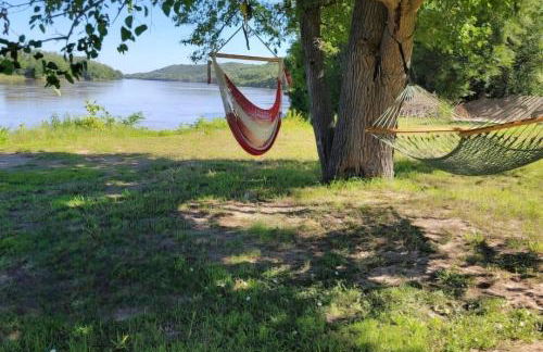 Waterfront 2 Bdrm Cabin with Best Sunset View and Huge Yard - Foto 15