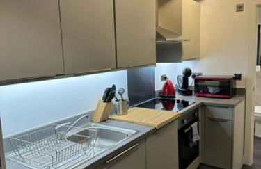 Stunning Flat with Parking Free near Sutton Station - Foto 7