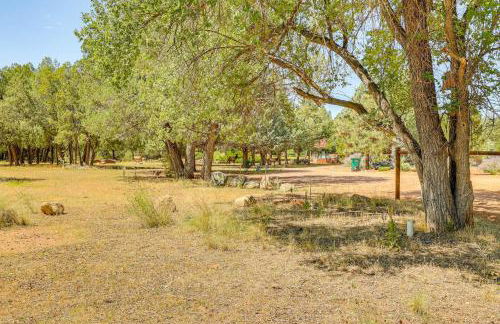 Scenic Payson Cabin! Fireplace and Wraparound Patio - Foto 32