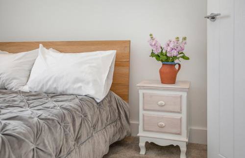 Luxe Detached 3 Bed Luxe House on Exclusive Private Estate Close to Coast Free Hot Tub Sleeps 6 Private Parking for 2 Cars - Photo 39