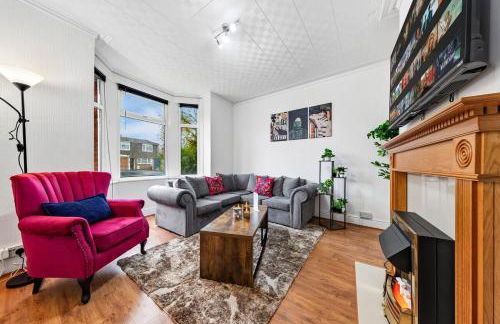 Spacious 3 beds home Close to Southampton GENERAL HOSPITAL - sleep 9 - Free Parking - Pool table - 2 Large TVs - Foto 1