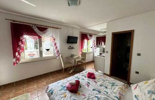Studio Apartment near Beach Petrčane - Quiet & Central - Unit 2 - Foto 17