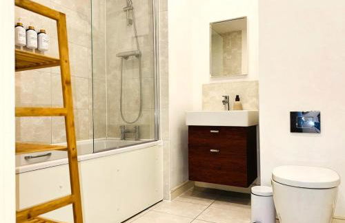 Lakeside Retreat - Spacious 1BR - Peaceful Base Near Wembley - Foto 17