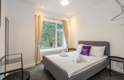 Pillo Rooms - Spacious 4 Bedroom Detached House close to Heaton Park - Foto 53