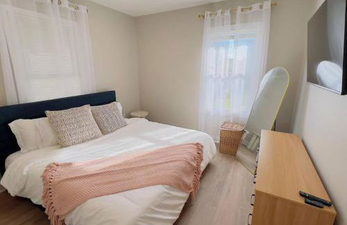 3BR Beach House | Fire Pit & Bar | Steps to Beach - Foto 16