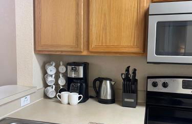 Spacious 4 BR Townhouse with 2 King Size Master Bedrooms, 3 miles to Disney, Free WiFi and Free Parking - Foto 25