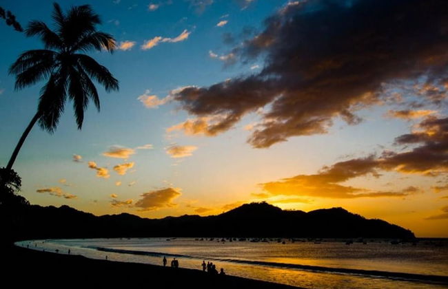 Modern Hillside Home with Sleek Interiors and Panoramic Poolside Views - Foto 36