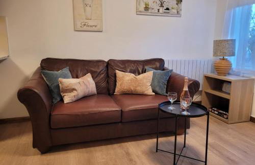 Near Heathrow T5 Slough Windsor sleeps 3-4 - Photo 2