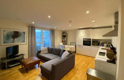 Luxury Two Bed Apartment w Car Parking, by Station - Foto 17