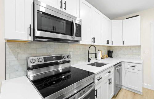 Recently Remodeled Mins from beach+Putting Green - Photo 25