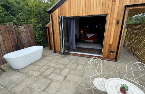 Luxury Spa Cabin with Outdoor Bath, Sauna & Fireplace - Foto 39