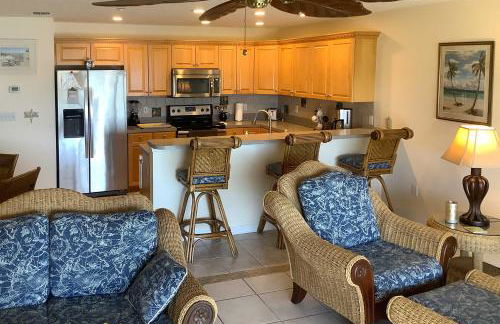 Large Balcony and Water Views Indian Shores Condo! - Foto 10