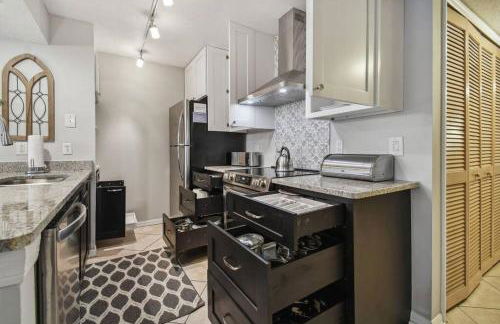 SPECTACULAR, NEW Professional Decor, Near Dis, NO Steps, Pool, Patio, LOW Rates! - Foto 103