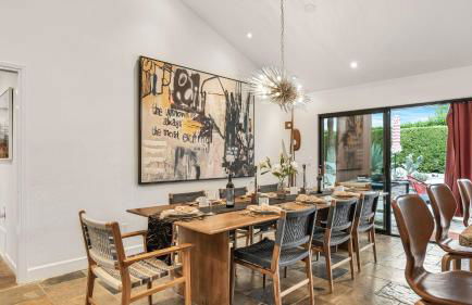 Design-forward Palm Springs home w saltwater pool lush yard multiple outdoor dining areas Casa Papagayo by AvantStay - Foto 8