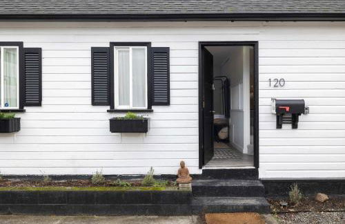 Downtown location Near the Beach Dog Friendly - Photo 51