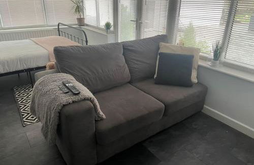 The Little Lodge - seaside town of Penarth nr Cardiff - Photo 17