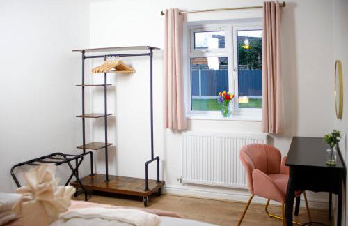 6 BR 3 Bath Spacious Tudor House & Free Parking - Foto 11