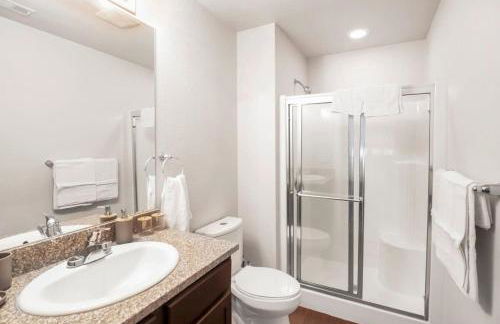 Fully Furnished 2BR Centrally Located with Pool - Photo 16